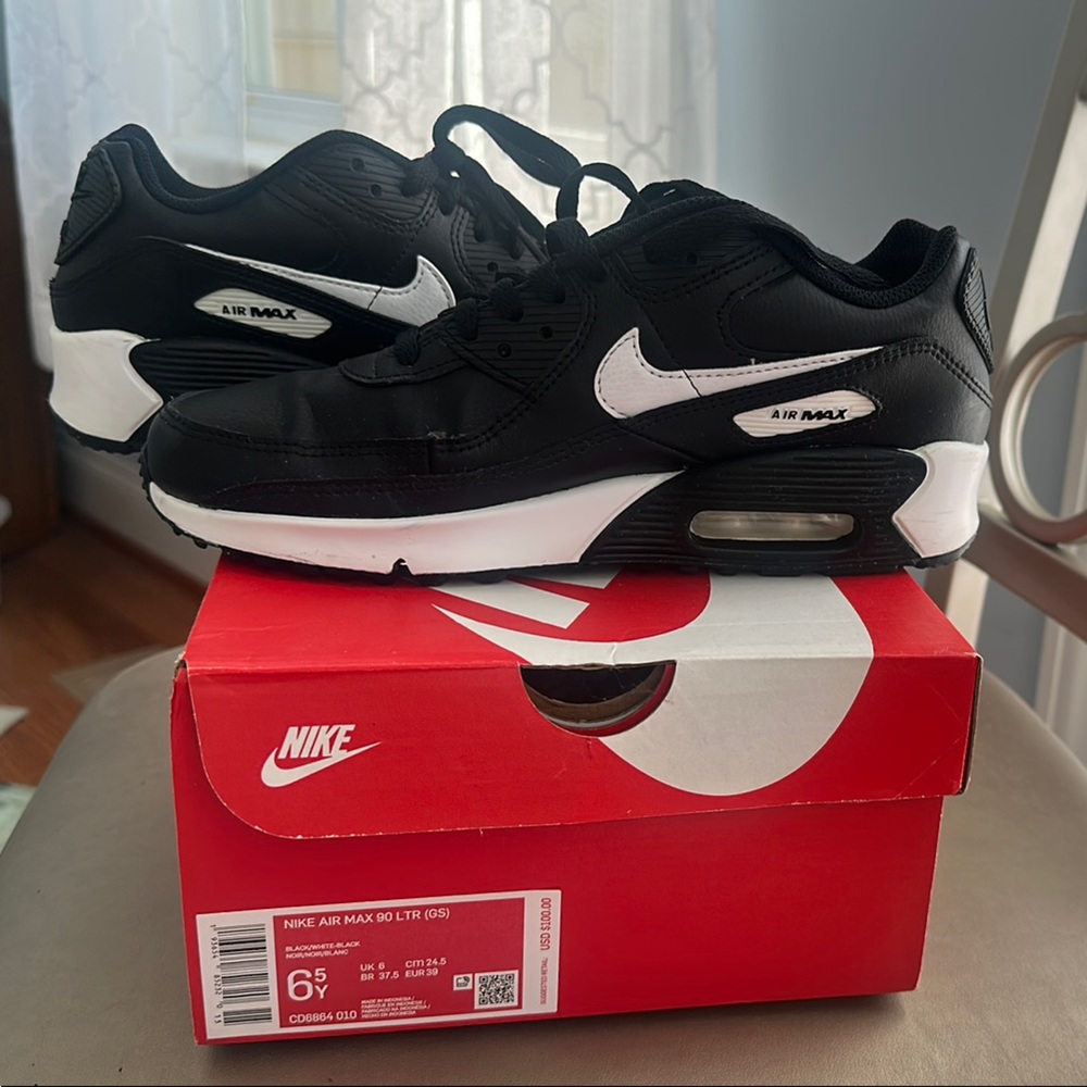 Nike Air Max Black and White Sneakers.  Youth Boys size 6.5